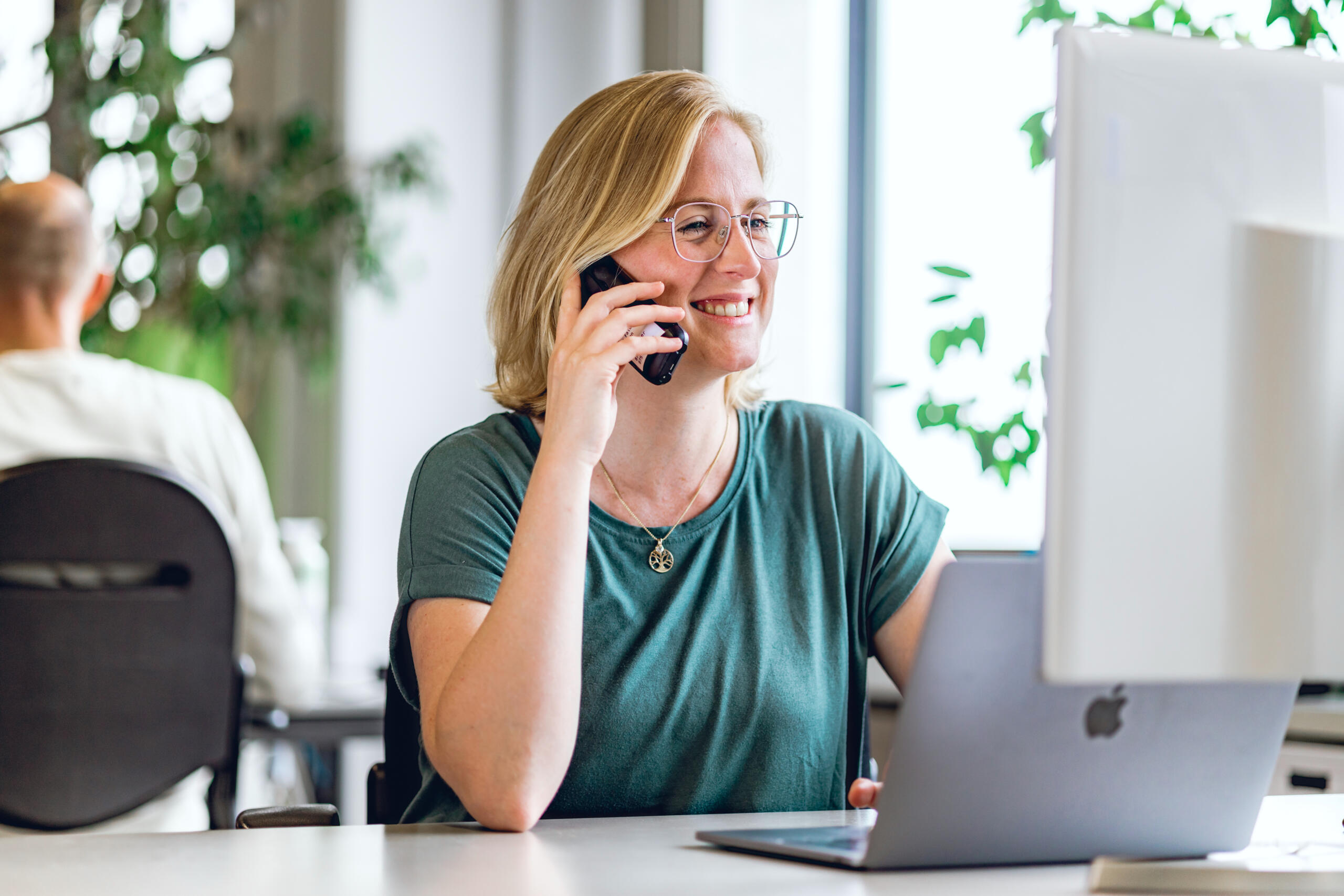 Marloes aan de telefoon bij Madia